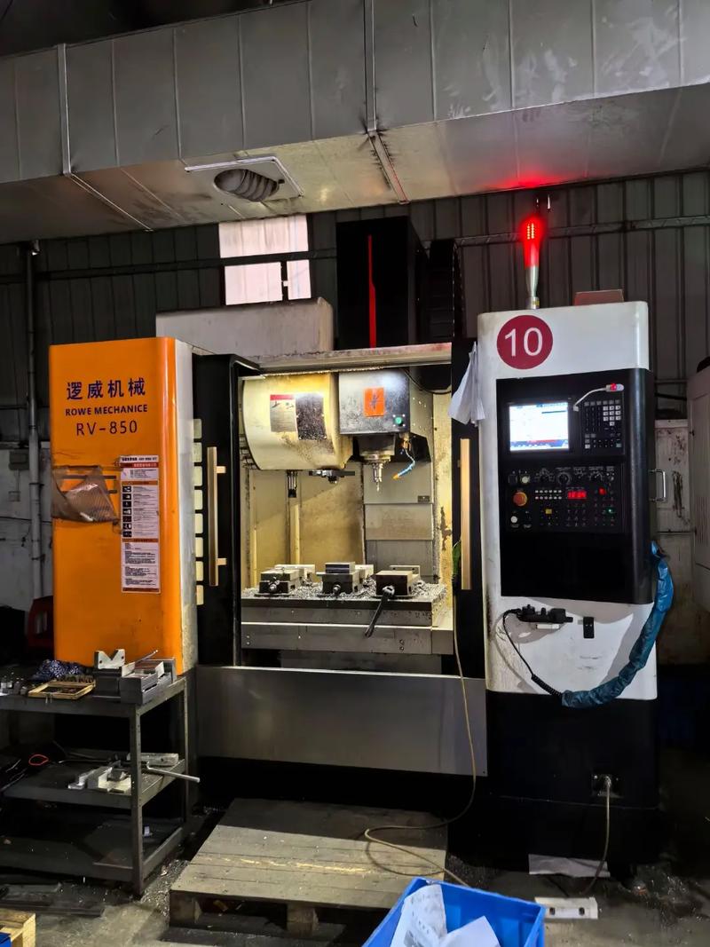 工廠在位兩臺(tái)V8加工中心，專(zhuān)業(yè)CNC加工助力安防器材制造